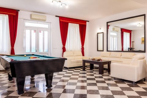 Billiard, Living room, Seating area