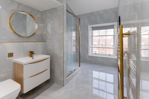 Flatzy - City Centre Mansion 2, Sleeps 22, 4 Baths House in Liverpool