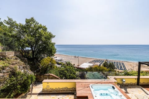 Nearby landmark, Day, Natural landscape, View (from property/room), Balcony/Terrace, Beach, Sea view, Swimming pool, sunbed