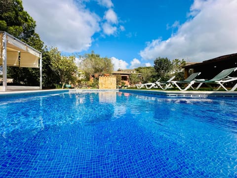 Swimming pool, sunbed