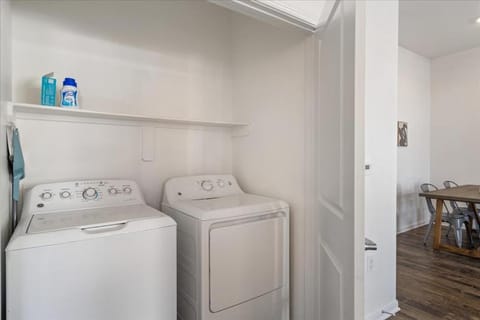 Texas Themed 2BR 2B Apt with Pool Parking and WIFI Apartment in Montopolis