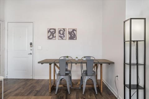 Texas Themed 2BR 2B Apt with Pool Parking and WIFI Apartment in Montopolis