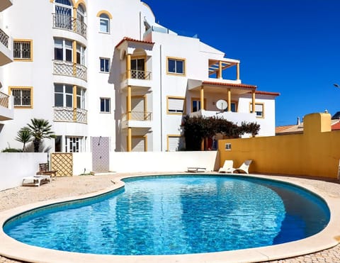 Shower, Property building, Day, Solarium, Swimming pool, sunbed