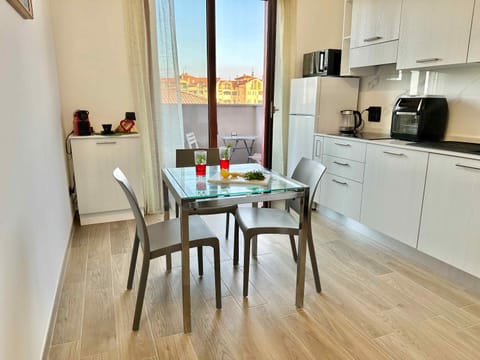 Coffee/tea facilities, Kitchen or kitchenette, Living room, Dining area, oven, pet friendly, stove, toaster