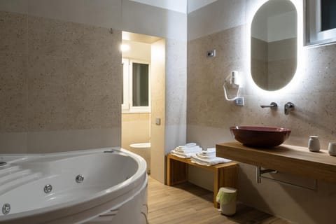 Hot Tub, Hot Tub, Bathroom, Bath, towels