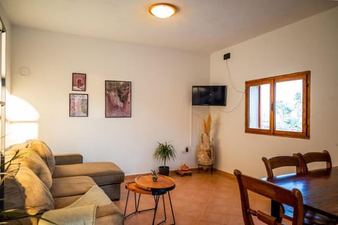 TV and multimedia, Living room, Seating area, Dining area