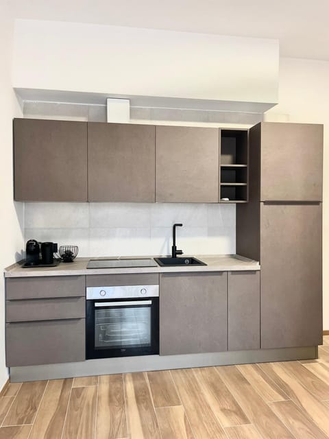 Coffee/tea facilities, oven, kitchen