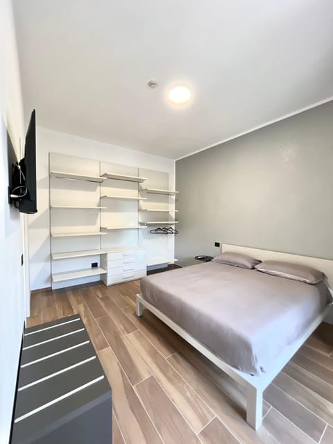 Bed, TV and multimedia, Bedroom