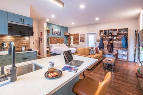 Kitchen or kitchenette, Seating area
