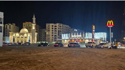 King Room with Attached Private Bathroom in Shared Apartment Vacation rental in Al Sharjah