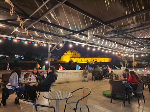 Restaurant/places to eat, Balcony/Terrace, Lounge or bar
