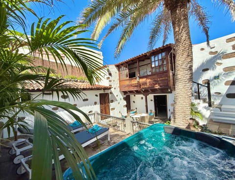 Property building, Patio, Day, Natural landscape, Hot Tub, Swimming pool, sunbed
