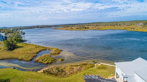 Rivers Edge Retreat on Crystal River with Pool House in Crystal River