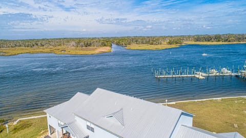Rivers Edge Retreat on Crystal River with Pool House in Crystal River