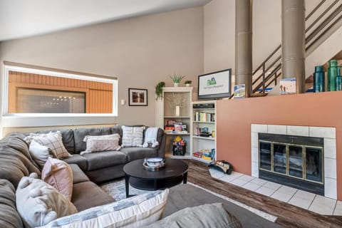 Family Vacation Home Hot Tub Pool Free Village Bus Apartment in Vail