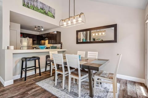 Family Vacation Home Hot Tub Pool Free Village Bus Apartment in Vail