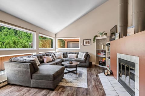 Family Vacation Home Hot Tub Pool Free Village Bus Apartment in Vail