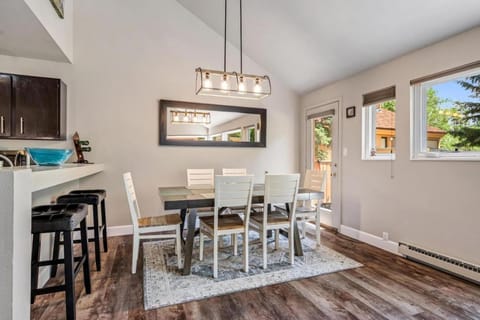 Family Vacation Home Hot Tub Pool Free Village Bus Apartment in Vail