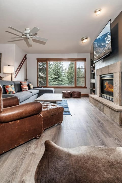 Luxurious Condo Gated Community Pool Hot Tubs House in Edwards