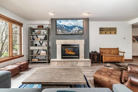 Luxurious Condo Gated Community Pool Hot Tubs House in Edwards