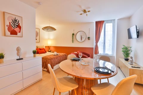 TV and multimedia, Living room, Bedroom, heating, internet