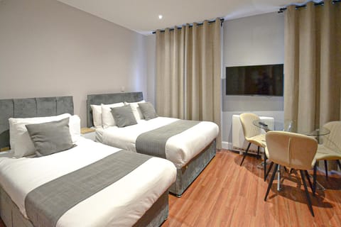 Bed, TV and multimedia, Dining area