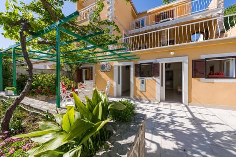 Facade/entrance, Balcony/Terrace