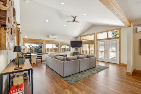 Mountain Retreat with Hot Tub, Game Room and Yard home House in Ronald