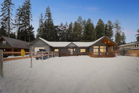 Mountain Retreat with Hot Tub, Game Room and Yard home House in Ronald