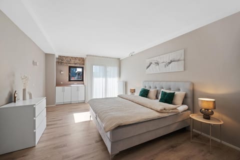 Bed, Bedroom, towels