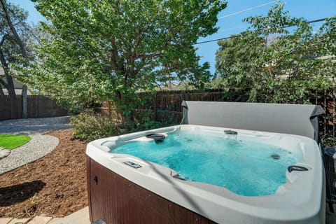 Skyline Estate Hot Tub Spacious Yard & Views House in Colorado Springs