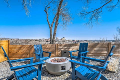 Skyline Estate Hot Tub Spacious Yard & Views House in Colorado Springs