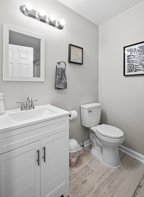 Sleek 3 BR home with self check in Private! House in Stockbridge