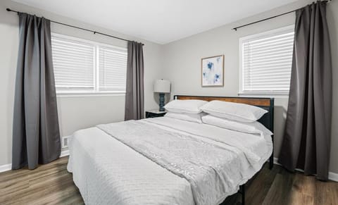 Sleek 3 BR home with self check in Private! House in Stockbridge