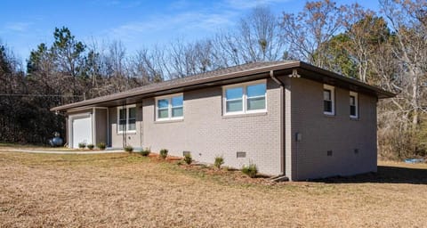 Sleek 3 BR home with self check in Private! House in Stockbridge