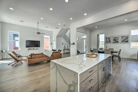 Kitchen or kitchenette, Living room, Seating area, Dining area