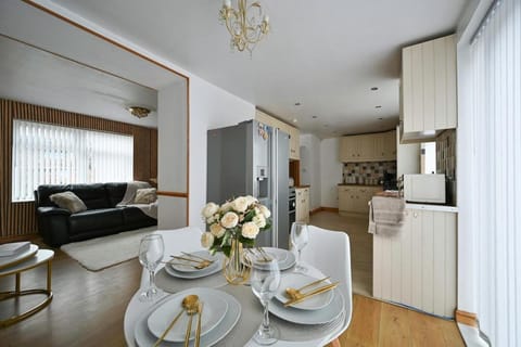 Kitchen or kitchenette, Seating area, Dining area