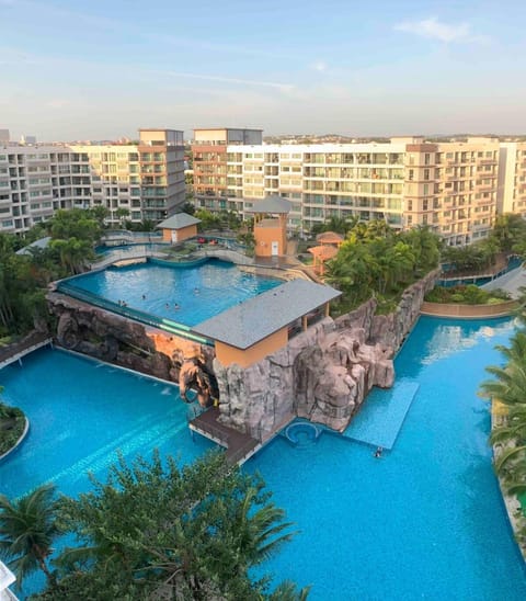 Bird's eye view, Pool view