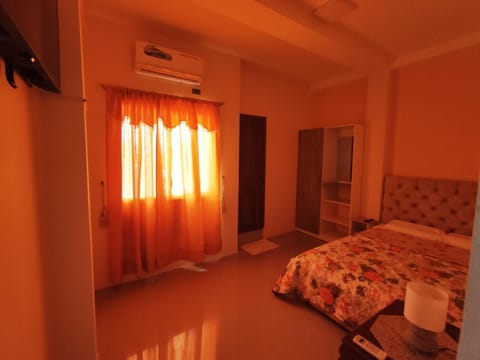 Bed, TV and multimedia, wardrobe, air conditioner