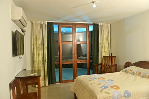 Bed, TV and multimedia, Photo of the whole room, Bedroom, internet, air conditioner