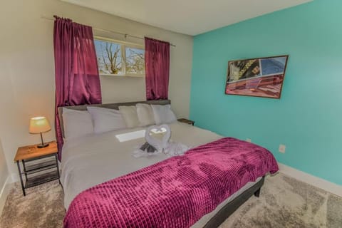 Reno Retreat 3 King Beds by Casinos and University House in Reno