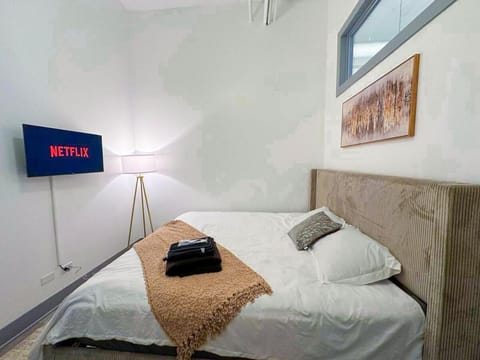 Bed, TV and multimedia, Photo of the whole room, Bedroom, towels