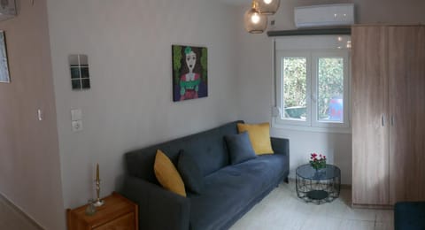 Bed, Living room, wardrobe, air conditioner