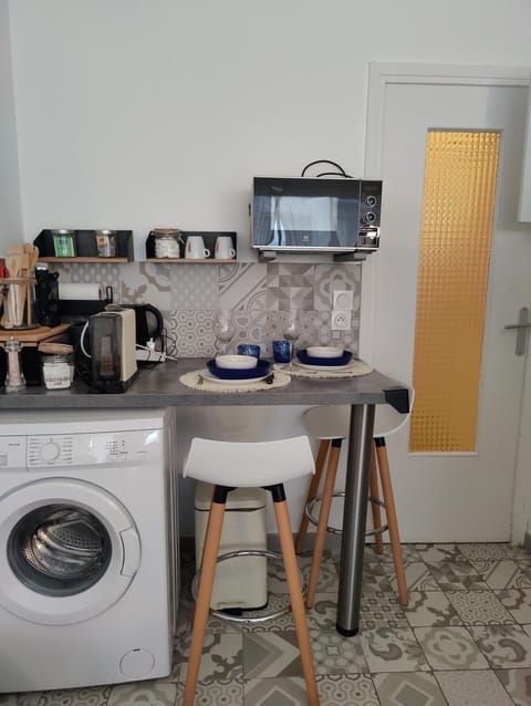 Coffee/tea facilities, Kitchen or kitchenette, oven, toaster, washing machine