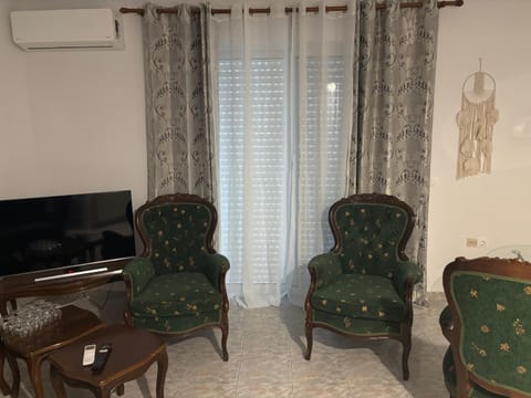 Communal lounge/ TV room, TV and multimedia, Living room, Seating area, Evening entertainment, air conditioner