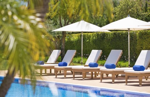 Swimming pool, sunbed
