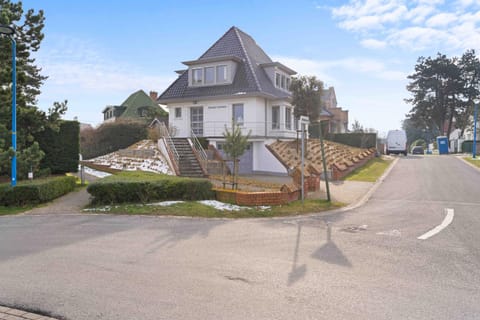 Property building, Day, Neighbourhood, Garden, Garden view, Street view