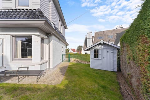 Property building, Day, Garden, Garden view