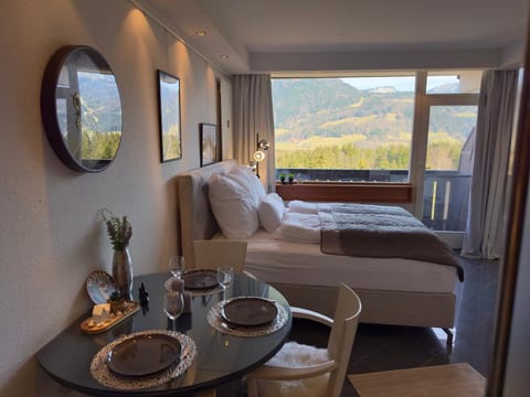Bed, Natural landscape, Living room, Photo of the whole room, Seating area, Dining area, Bedroom, Mountain view