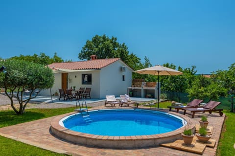 Property building, Patio, Day, Garden, Garden view, Pool view, Swimming pool, sunbed